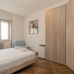 I Host - Giambellino 40 , Milano Italia